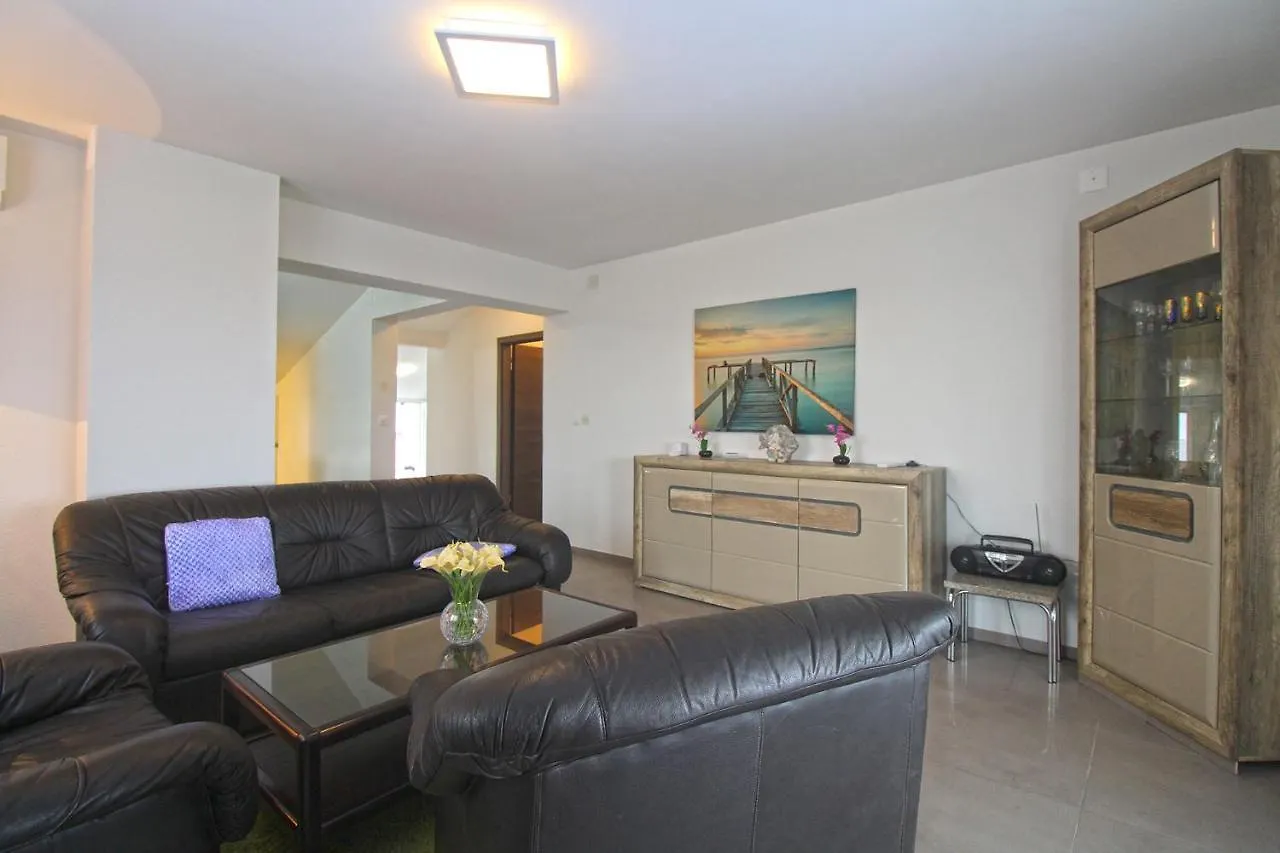 Apartment Oliva 2211 普拉 克罗地亚